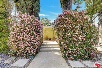 2755 Carmar Dr in Los Angeles, CA - Building Photo - Building Photo