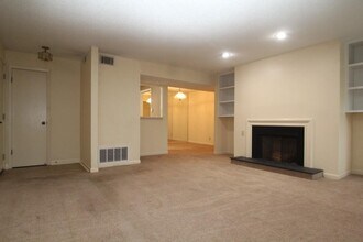574 Emory Oaks Way in Decatur, GA - Building Photo - Building Photo