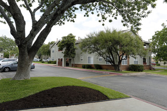 FoxFire Apartments in Round Rock, TX - Foto de edificio - Building Photo