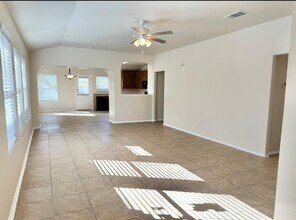 104 Gettysburg Loop in Elgin, TX - Foto de edificio - Building Photo