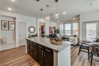 2201 Creekview Dr. in Waco, TX - Foto de edificio - Building Photo