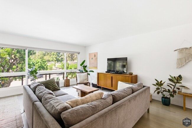 5625 Green Valley Cir in Culver City, CA - Building Photo - Building Photo