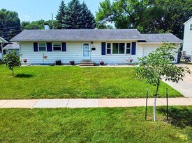 525 Maple Ln in Moorhead, MN - Building Photo