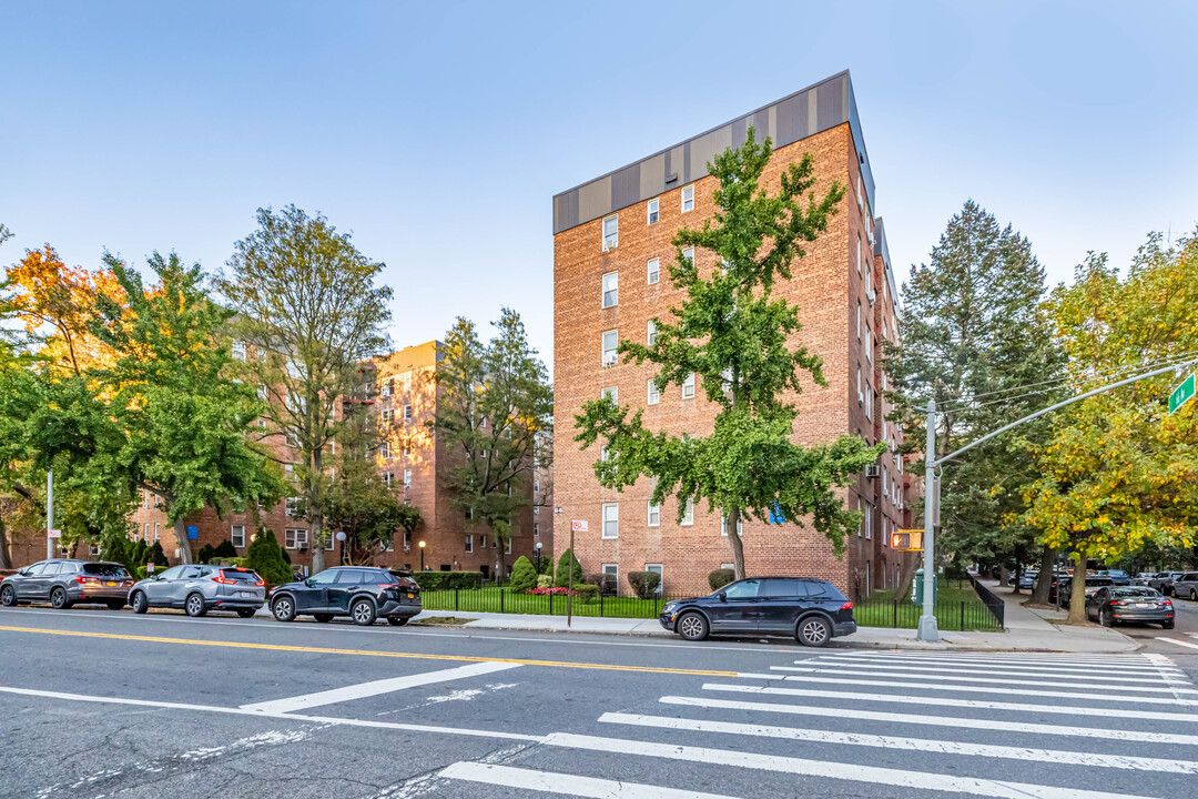 10510 65 Rd in Forest Hills, NY - Building Photo