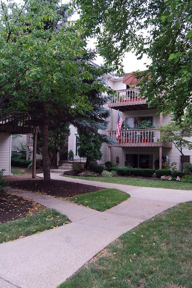 Canterbury Place in Westlake, OH - Foto de edificio - Building Photo