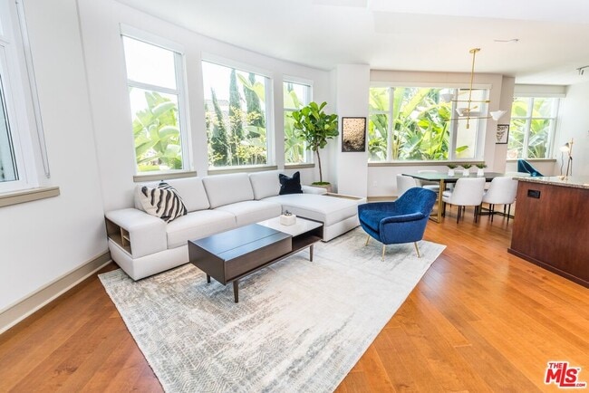 10700 Wilshire Blvd in Los Angeles, CA - Foto de edificio - Building Photo