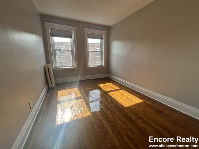 378 Riverway, Unit 4 in Boston, MA - Building Photo - Building Photo