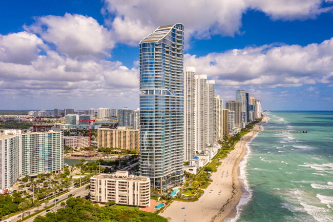 Ritz-Carlton Residences at Sunny Isles Beach in Sunny Isles Beach, FL - Foto de edificio - Building Photo