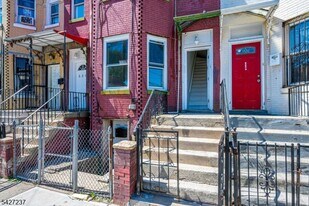 520 E Jersey St in Elizabeth, NJ - Building Photo