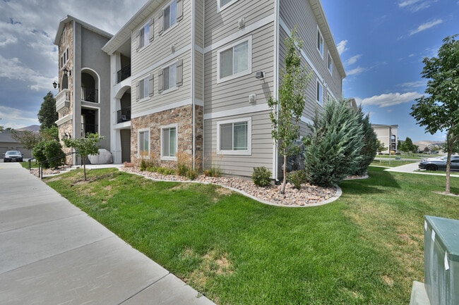 1843 N Crest Rd in Saratoga Springs, UT - Building Photo - Building Photo