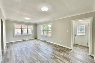 2303 Maple St in Des Moines, IA - Foto de edificio - Building Photo