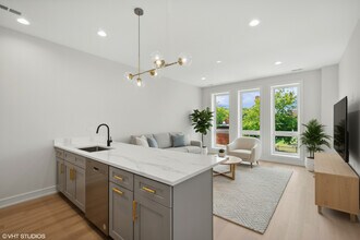 3715 S Giles Ave in Chicago, IL - Building Photo - Building Photo