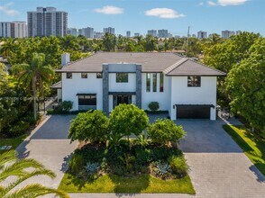 461 Poinciana Dr in Hallandale Beach, FL - Building Photo - Building Photo