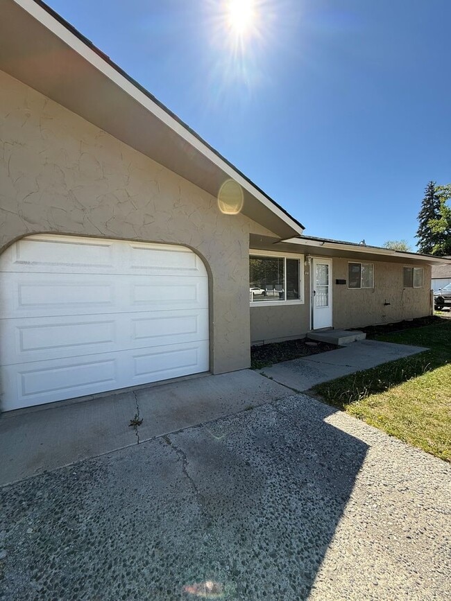 141-143 E Home Ave in Selah, WA - Building Photo - Building Photo