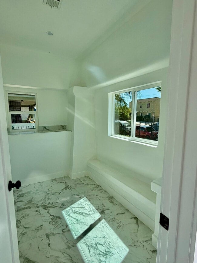 151 E 47th St, Unit 151 in Los Angeles, CA - Building Photo - Building Photo