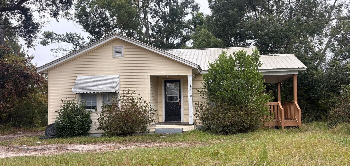 130 N Williams St in Hazlehurst, GA - Foto de edificio