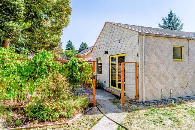 8020 N Hurst Ave, Unit B in Portland, OR - Building Photo - Building Photo