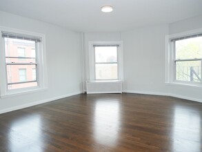 43 Carlton St, Unit 6 in Brookline, MA - Foto de edificio - Building Photo