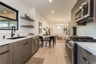 11013 Exposition Blvd in Los Angeles, CA - Building Photo
