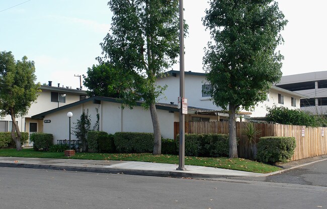 264 S McCoy Rd in Orange, CA - Foto de edificio - Building Photo