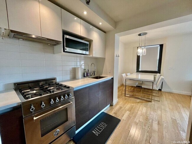 39-16 Prince St, Unit 7C in Queens, NY - Building Photo - Building Photo