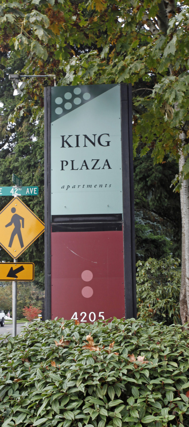 King Plaza Apartments in Portland, OR - Building Photo - Building Photo