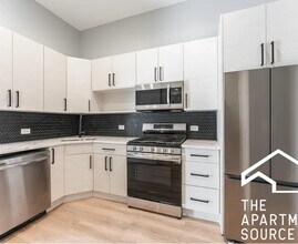 1104 W Taylor St, Unit 2R in Chicago, IL - Building Photo - Building Photo