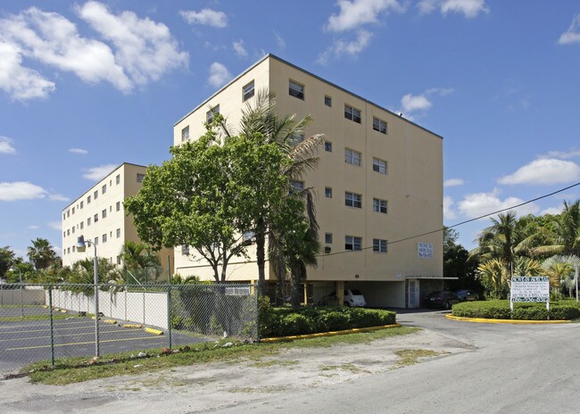 Brentwood Apartments in Miami, FL - Building Photo - Building Photo