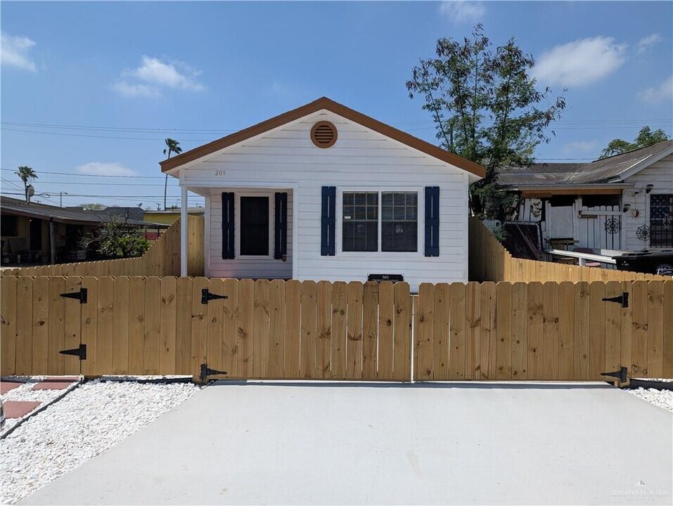 209 N Kansas Ave in Weslaco, TX - Building Photo