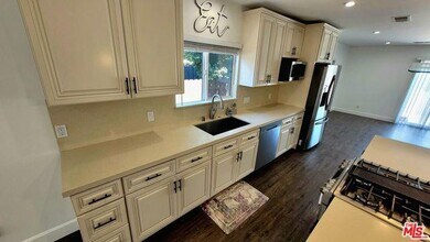 17629 Burbank Blvd in Los Angeles, CA - Building Photo - Building Photo