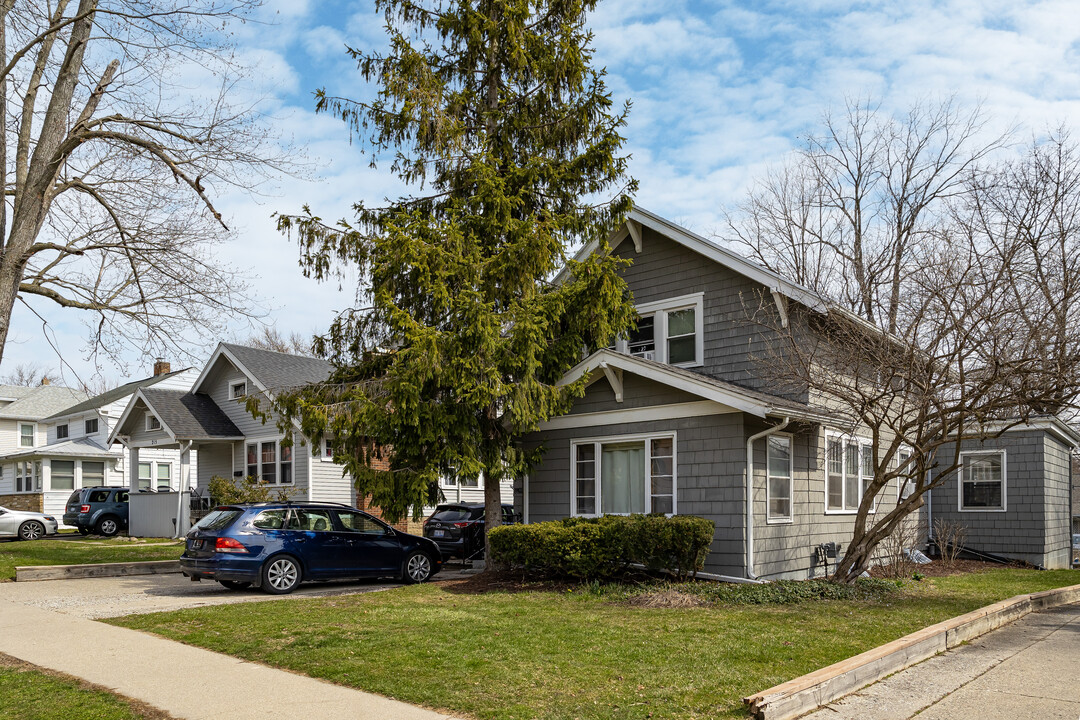 221 Cedar St in East Lansing, MI - Foto de edificio