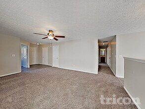 5835 Mosaic Pl in Indianapolis, IN - Foto de edificio - Building Photo