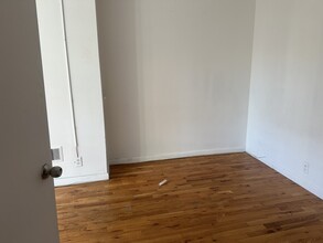 131 Sayre St, Unit 2nd Fl in Elizabeth, NJ - Foto de edificio - Building Photo