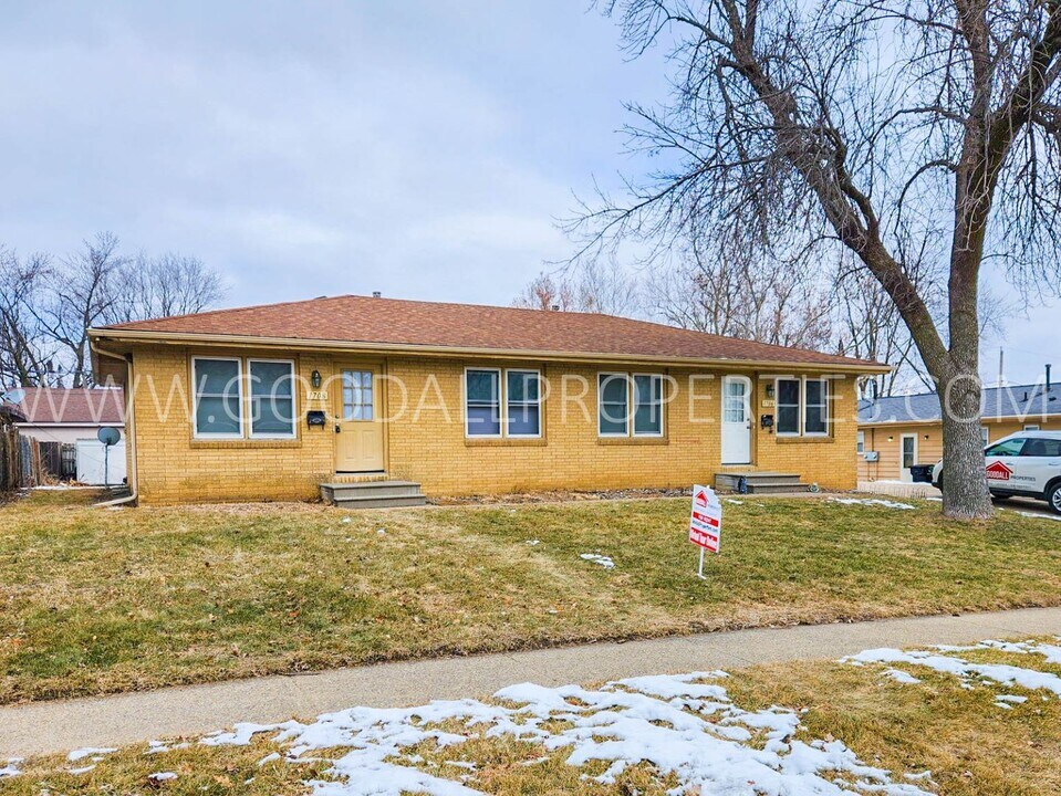 1708 NW 2nd St in Ankeny, IA - Building Photo