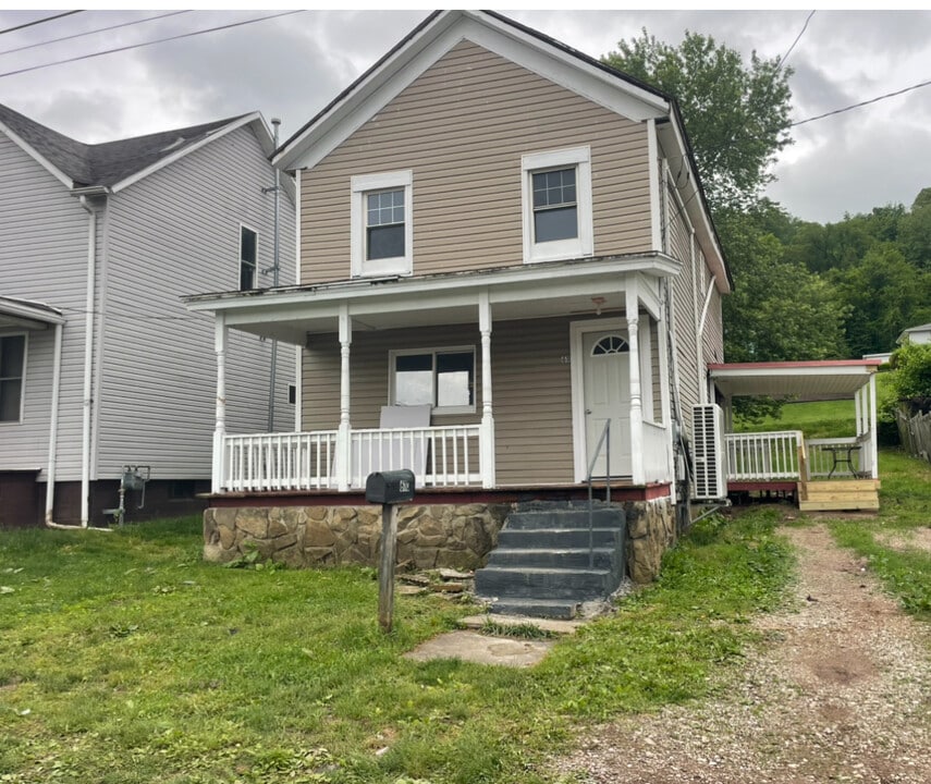 610 N 7th Ave in Paden City, WV - Building Photo