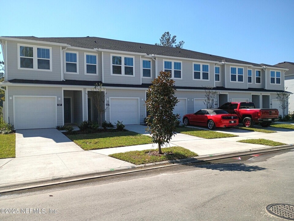 555 Holly Lks Dr in Orange Park, FL - Building Photo