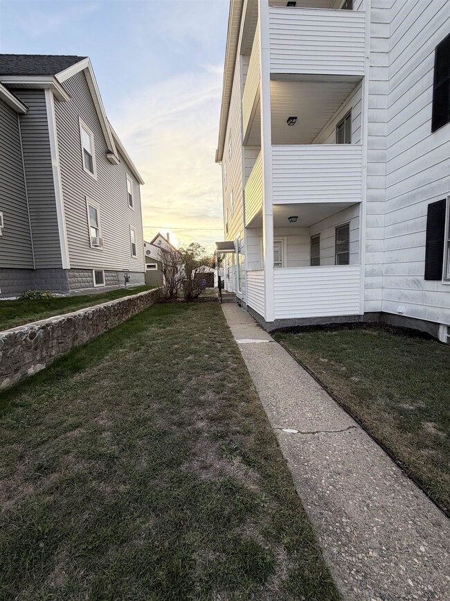 198 Alsace St in Manchester, NH - Building Photo - Building Photo