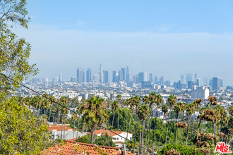 7825 Hillside Ave in Los Angeles, CA - Building Photo - Building Photo