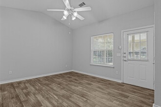 Creekside Village in Edmond, OK - Building Photo - Building Photo