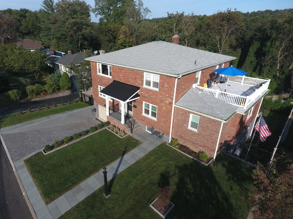 96 Northfield Ave, Unit #2 in Dobbs Ferry, NY - Foto de edificio