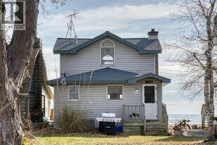 1049 Heritage Rd in Kingsville, ON - Building Photo