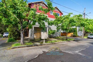 225 SE 126th Ave in Portland, OR - Building Photo