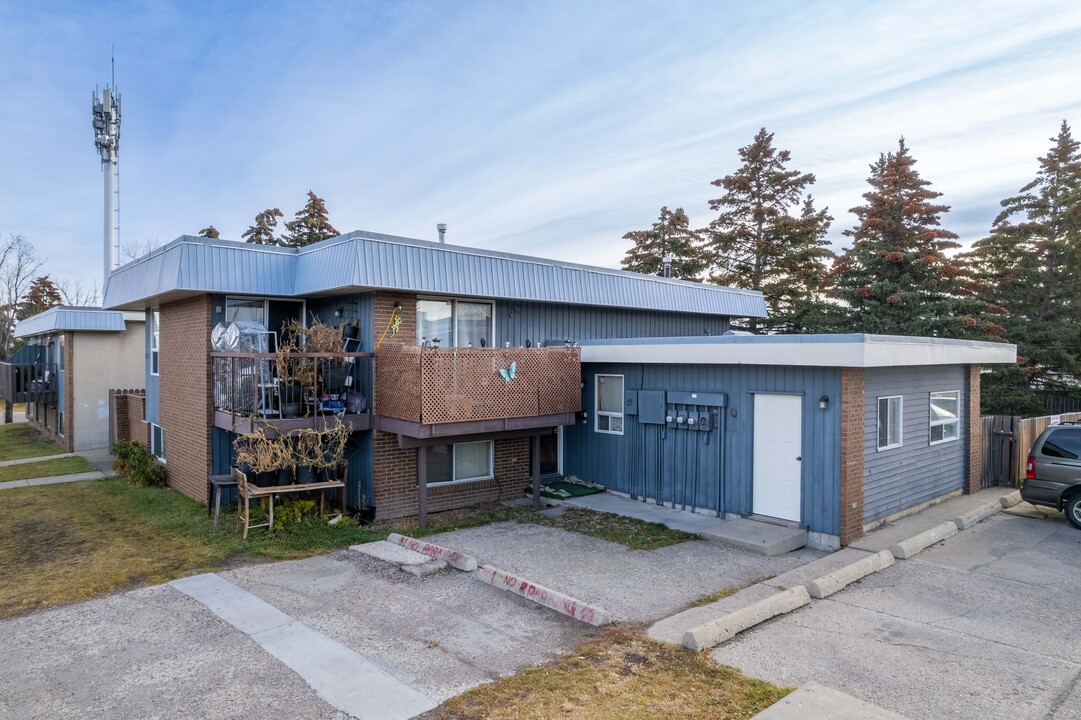 402B 68 Av NW in Calgary, AB - Building Photo