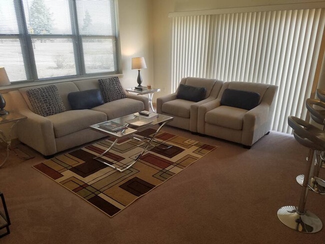 N72W13536 Lund Ln in Menomonee Falls, WI - Foto de edificio - Building Photo