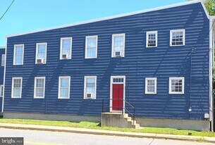 301 West St in Alexandria, VA - Building Photo