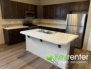 1050 Magnuson Way in Bremerton, WA - Building Photo - Building Photo