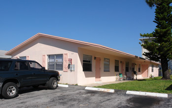 813-819 NE 23rd Dr in Wilton Manors, FL - Building Photo - Building Photo