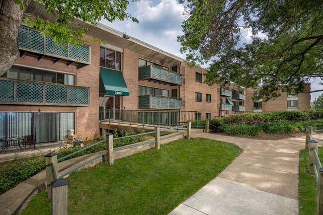 GrandView Apartments in Falls Church, VA - Foto de edificio - Building Photo