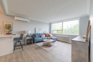 335 Melvin Ave in Hamilton, ON - Building Photo