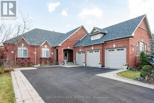 50 Links Ln in Brampton, ON - Building Photo